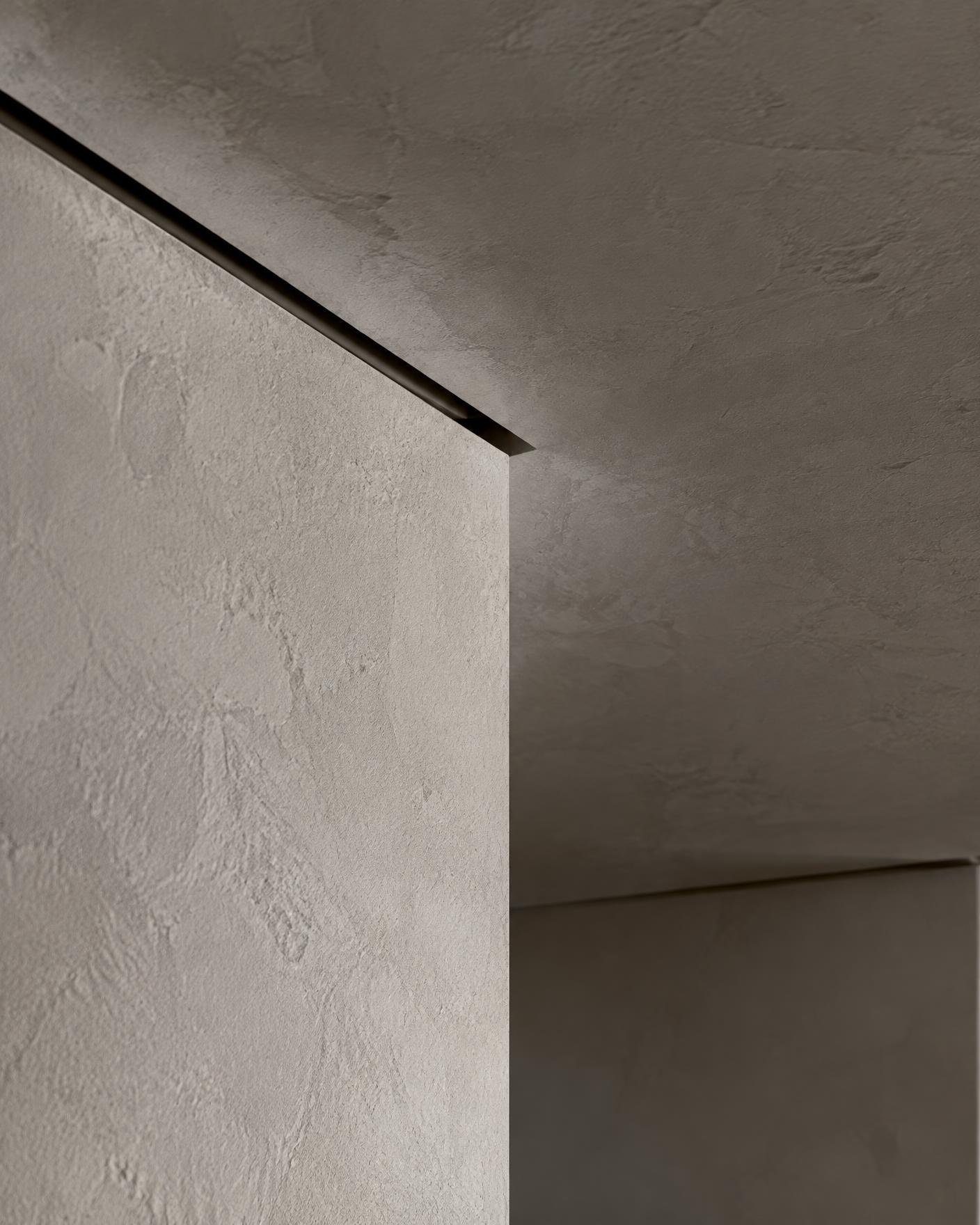 Shadow gap detail between a plastered wall and ceiling
